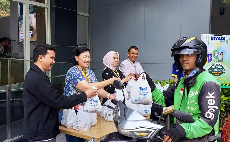 kepedulian-riyadi-group-berbagi-takjil-di-bulan-ramadan